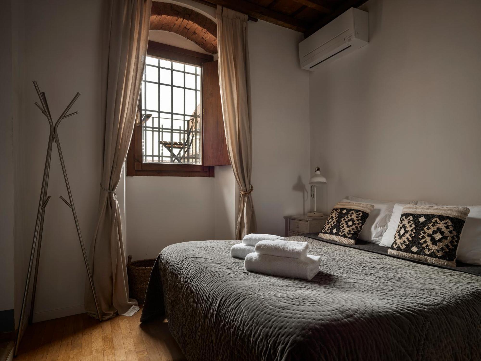 One Of A Kind Near The Duomo W/Balcony Palace Apt فلورنس المظهر الخارجي الصورة