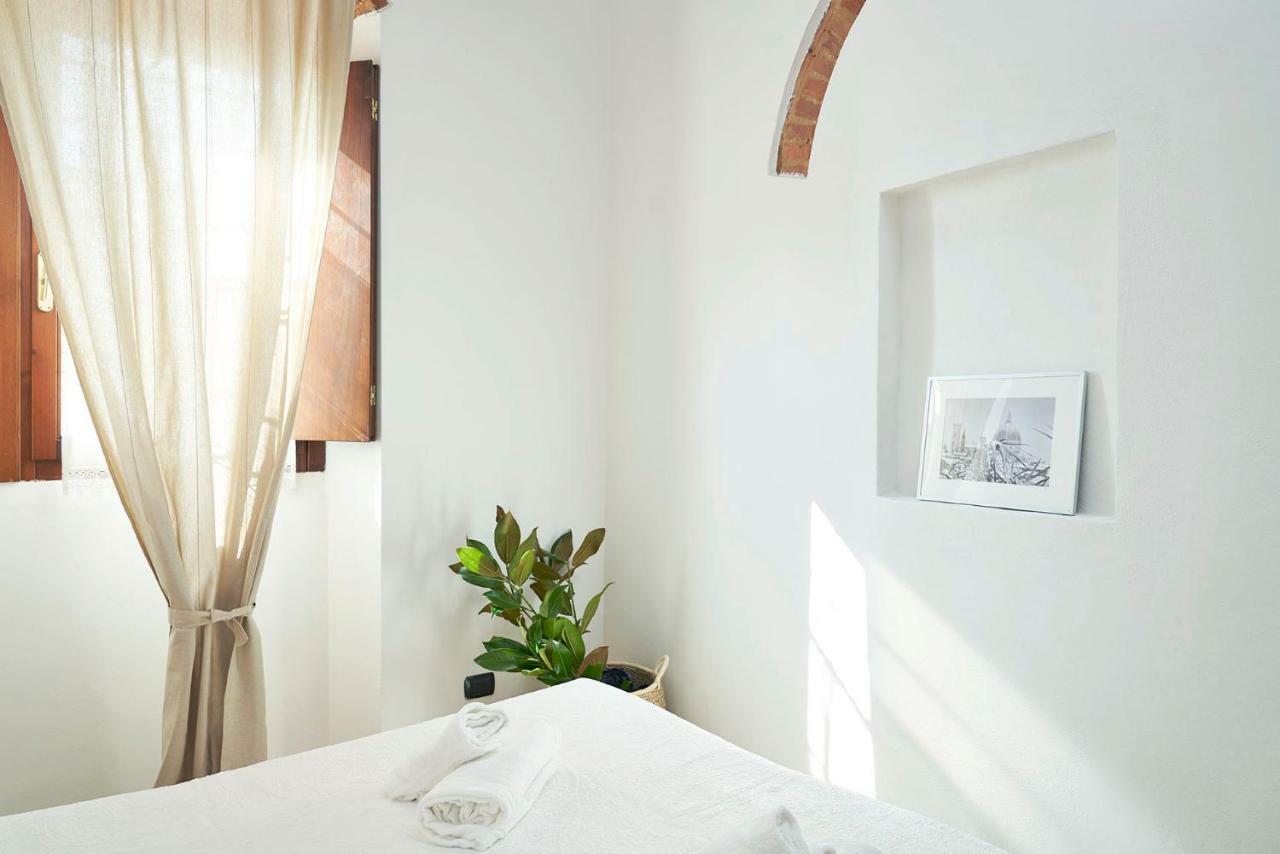 One Of A Kind Near The Duomo W/Balcony Palace Apt فلورنس المظهر الخارجي الصورة